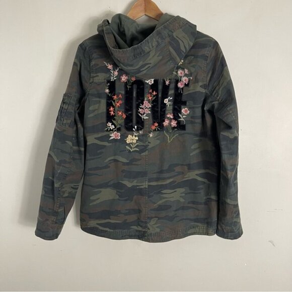 American Eagle AE Womens Camo Embroidered "LOVE" Hooded Jacket Size M utility - Picture 3 of 10